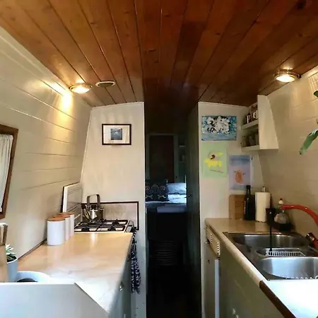 Cosy Narrowboat Near Dublin Botel Kildare