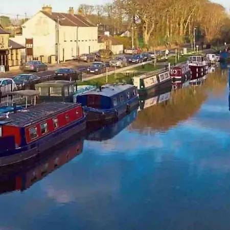 Cosy Narrowboat Near Dublin ספינת מלון *