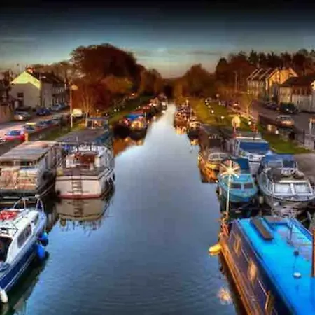 Cosy Narrowboat Near Dublin קילדייר