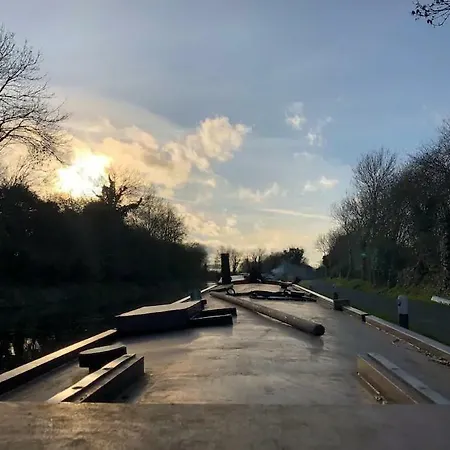 ספינת מלון Cosy Narrowboat Near Dublin קילדייר