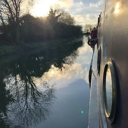 Cosy Narrowboat Near Dublin Kildare