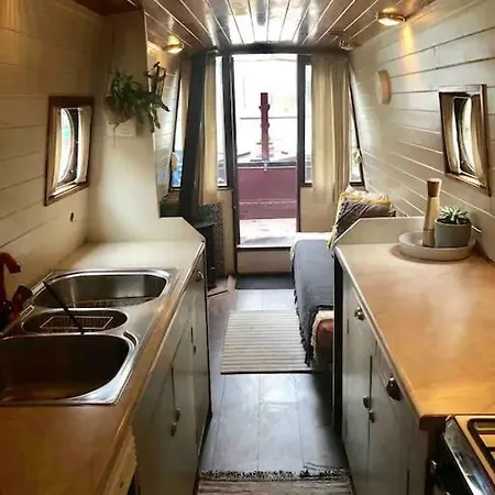 Cosy Narrowboat Near Dublin *