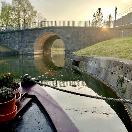Cosy Narrowboat Near Dublin Botel *