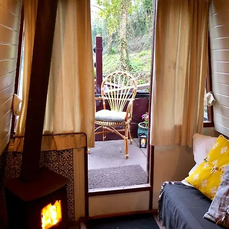Cosy Narrowboat Near Dublin Botel