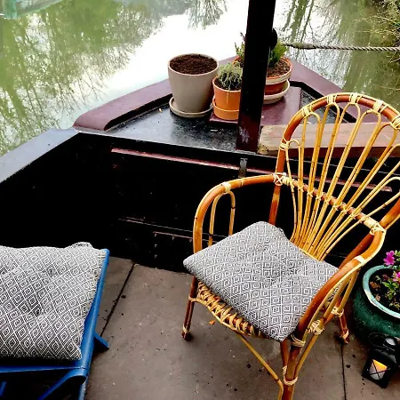 Cosy Narrowboat Near Dublin Botel *